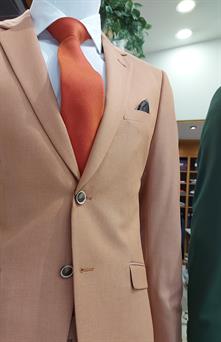 Traje en color naranja para hombre