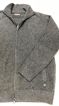 Chaqueta de punto con cremallera y bolsillos en gris