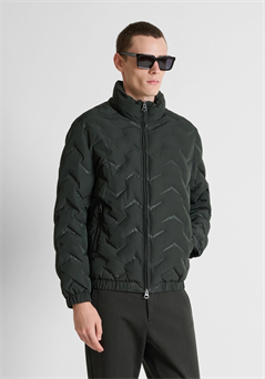Abrigo verde bosque regular fit en tejido técnico gofrado 3d acolchado con parche con logo de goma